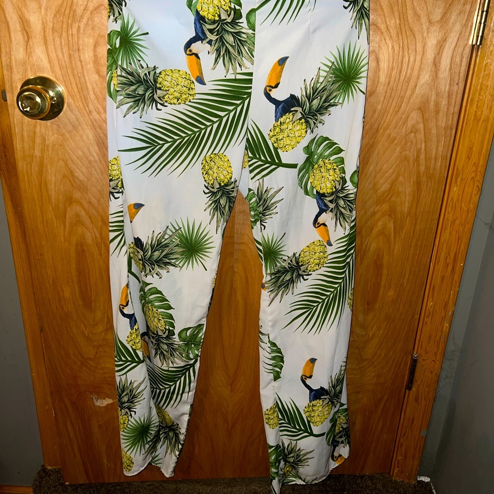 Small Summer high waisted pants.